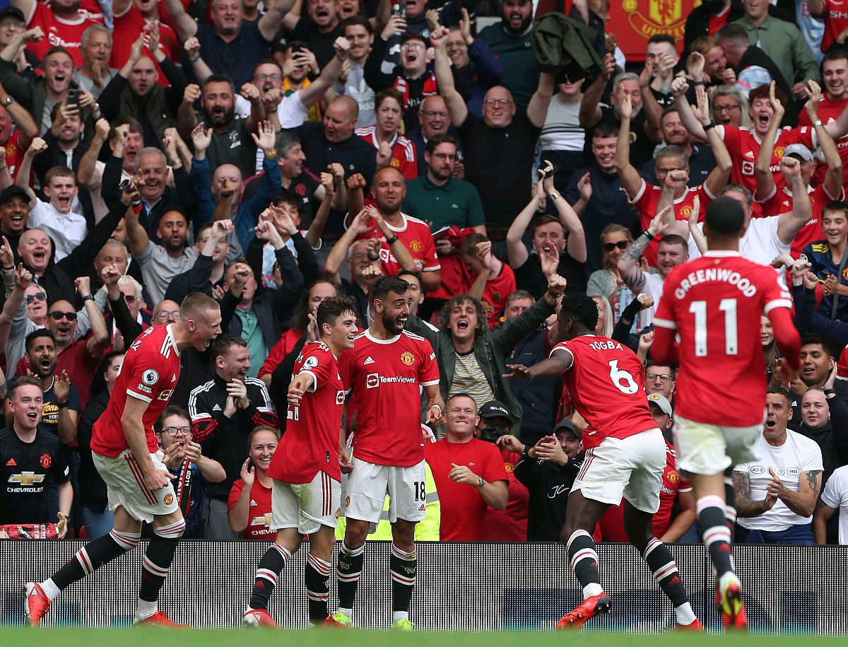 球员倒地后仍把球传出去，太拼（倒地仍把球传出，拼到极致）