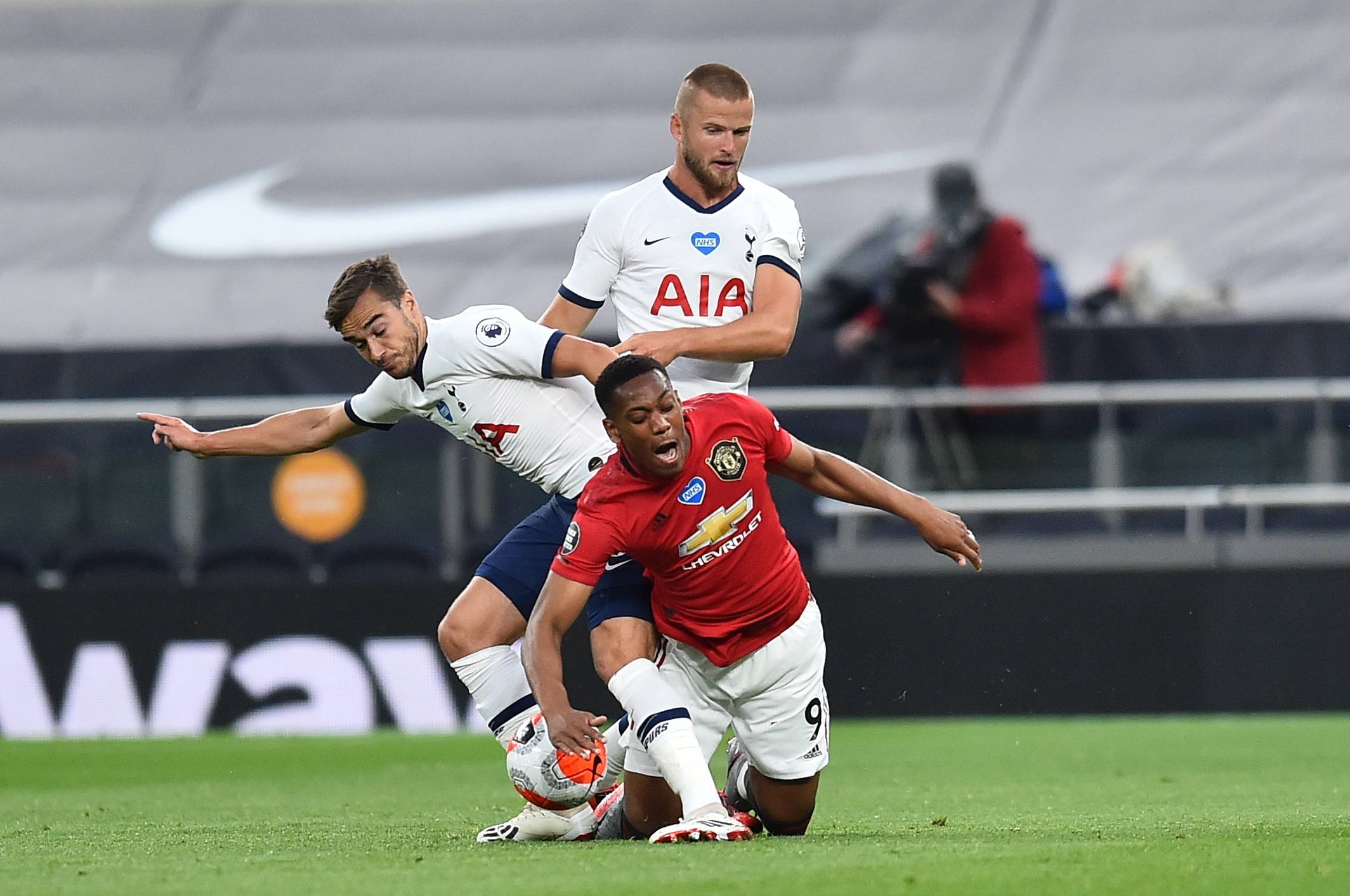 太阳报：比苏马被拍到再次吸食笑气，热刺正在进行调查（太阳报：比苏马再被拍吸笑气，热刺展开调查）