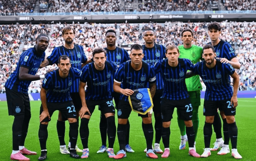 欧冠：巴黎2-1战胜曼联（欧冠赛场：巴黎2比1击败曼联）