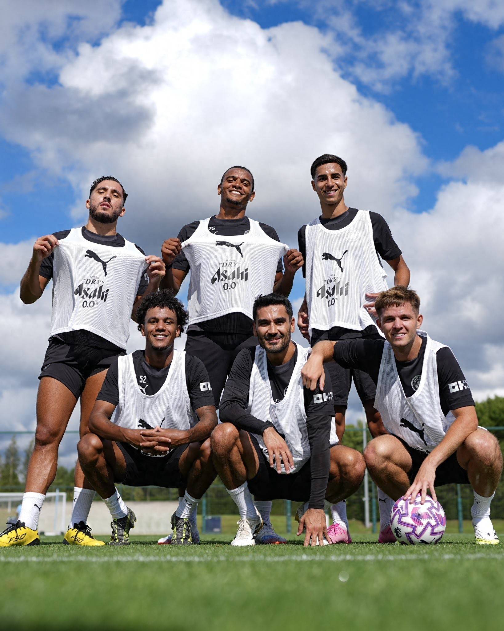 梅西社媒鼓励球队争冠：东部冠军到手，但我们还有决赛要踢（梅西社媒发声：东部封王已成，全队仍向决赛冲刺）