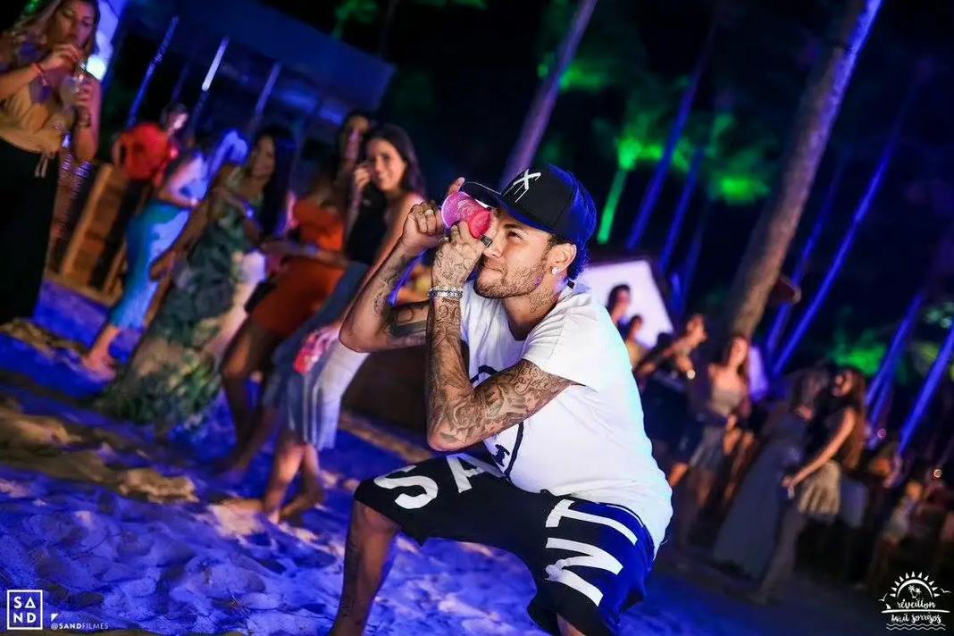 埃泽：丁丁是高水平足球思想家，这类球员是我自幼仰望的榜样（埃泽：丁丁拥有顶级足球智慧，这类球员从小便是我敬仰的典范）