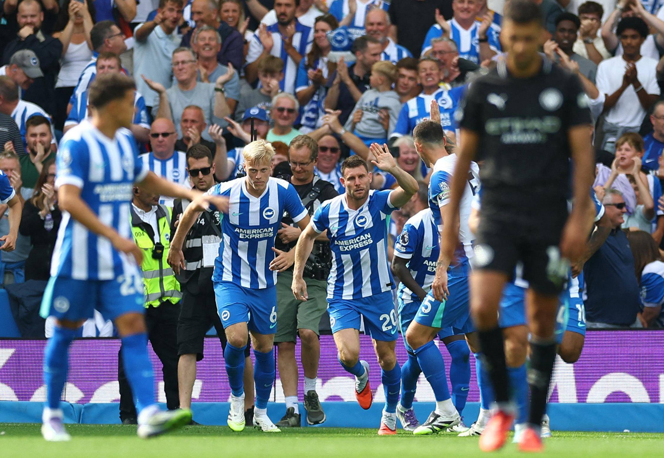 足球世界杯票务系统再次崩溃，球迷疯狂涌入（世界杯售票平台再度宕机，球迷蜂拥而至）