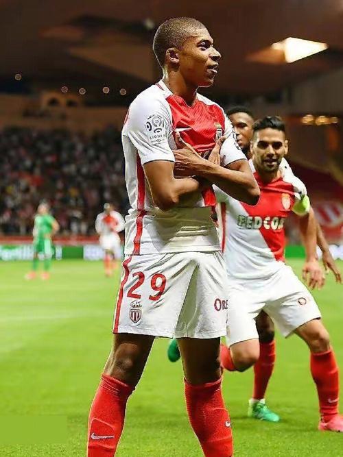 自23年2月梅西绝杀以来，巴黎首次在法甲依靠补时进球取胜（自2023年2月梅西读秒绝杀以来，巴黎首次在法甲补时制胜）