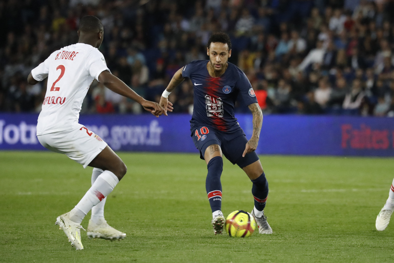 瑞士媒体：一名瑞士裁判涉嫌在女足更衣室偷拍1550小时视频（瑞媒称瑞士裁判疑在女足更衣室偷拍，涉约1550小时影像）