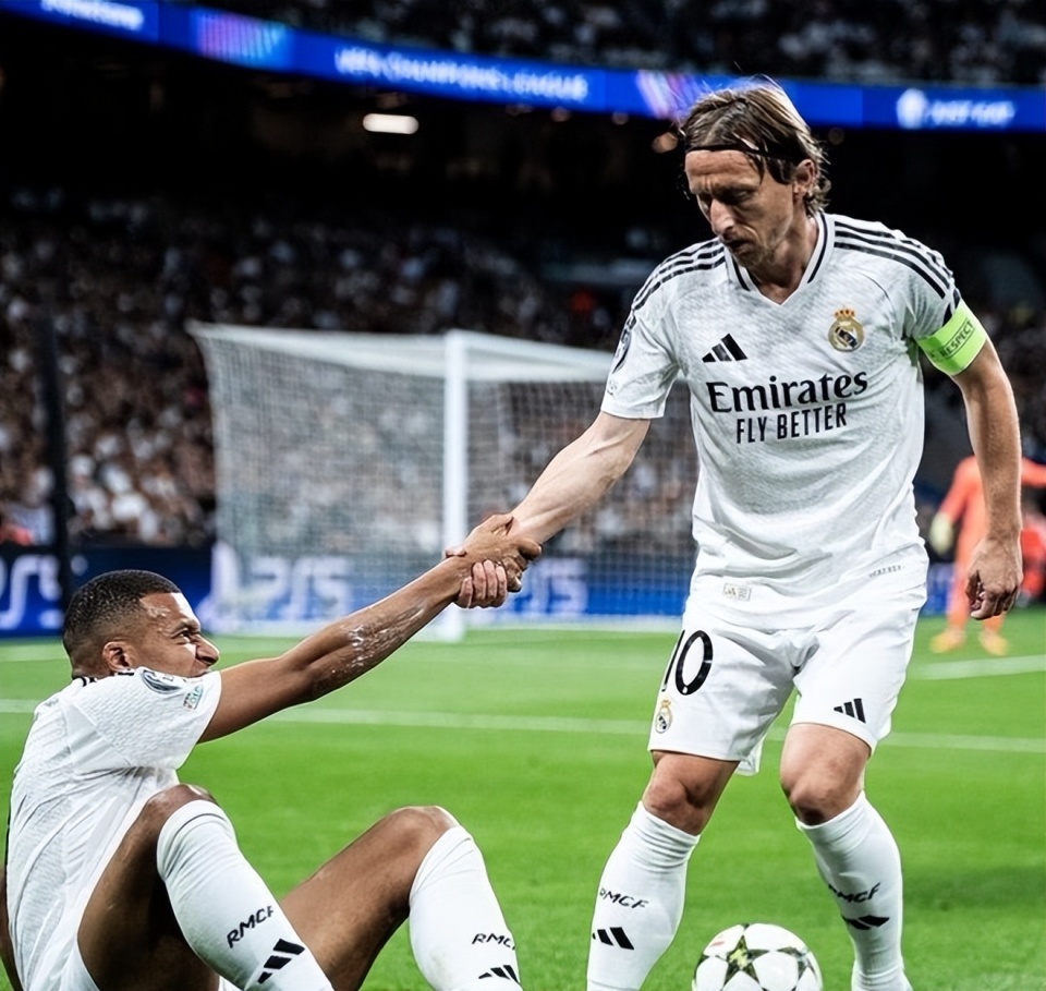 12名球星身价暴跌！皇马崩盘引发连锁反应，贝林厄姆2亿身价也难保（皇马崩盘引发转会震荡：12大球星身价集体跳水，贝林厄姆2亿恐难守）