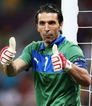 鲁媒：山东泰山开出的续约条件对瓦科而言仍具备极高的吸引力（鲁媒：泰山队的续约条款对瓦科依旧极具吸引力）