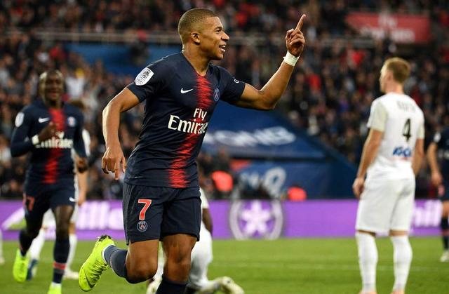 一斯佩齐亚球迷掉进看台和球场之间的沟里，被送进重症监护室（斯佩齐亚一球迷坠入看台与球场间沟渠，已送入重症监护室）